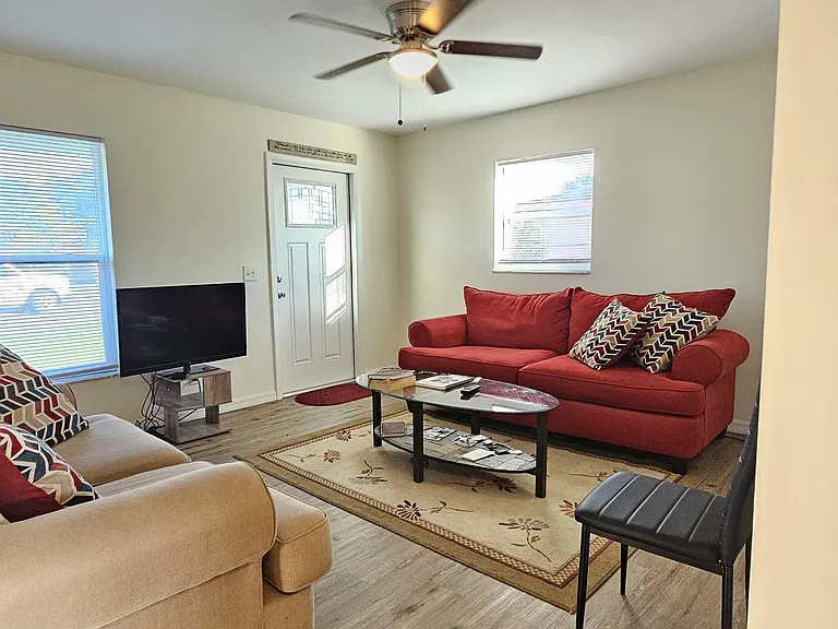 323 Seminole Ct — Photo 4