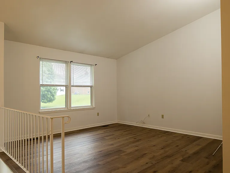 8 Upman Ct — Photo 2