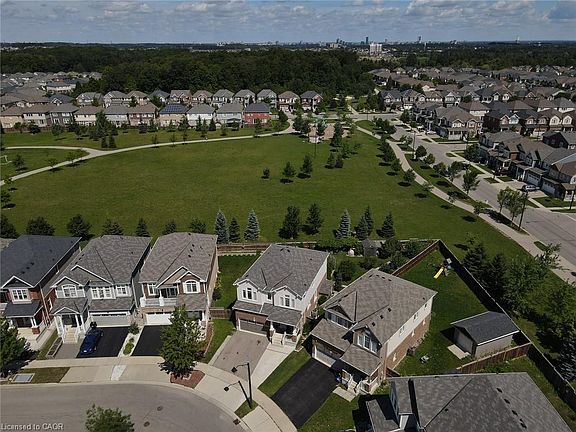 3rd image of 330 Grovehill Cres