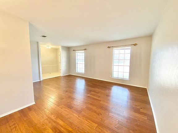 4th image of 1901 Silver Leaf Dr