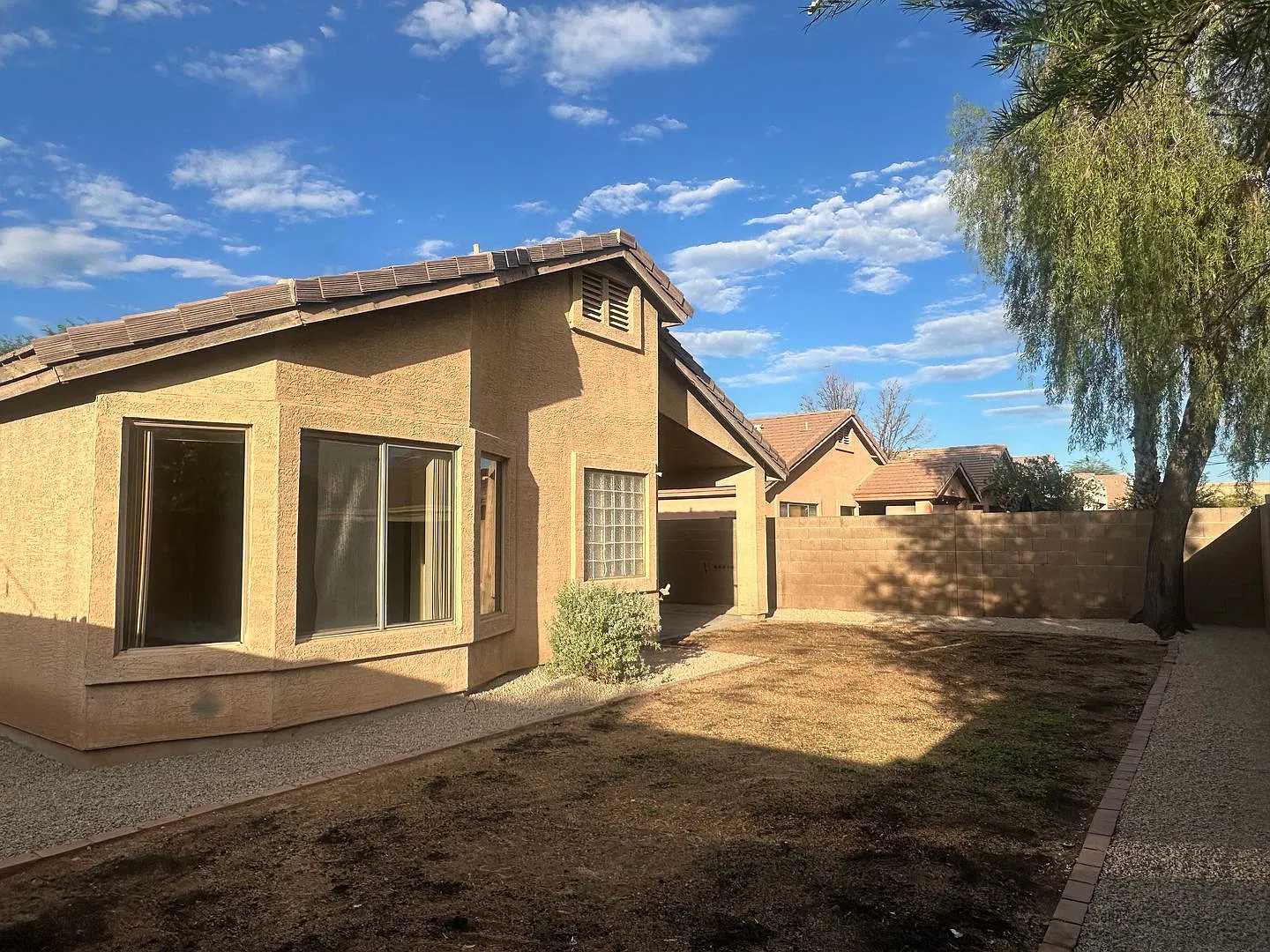 Single Level 4 Bedroom Home With 2 Car Garage Near 202 & Guadalupe — Photo 3