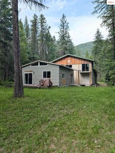 196 Border Ln, Bonners Ferry, ID, 83805