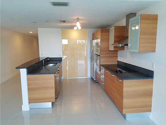 4th image of 2950 NE 188th St APT 226