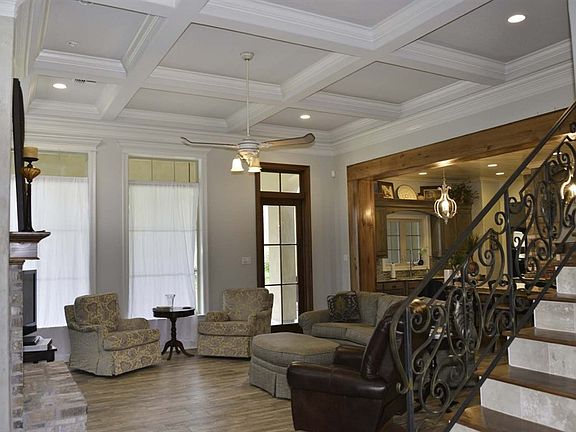 4th image of 300 Queensberry Dr