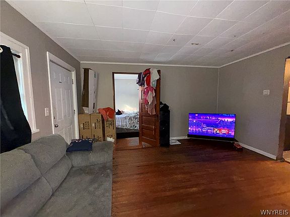 5th image of 303 Skillen St