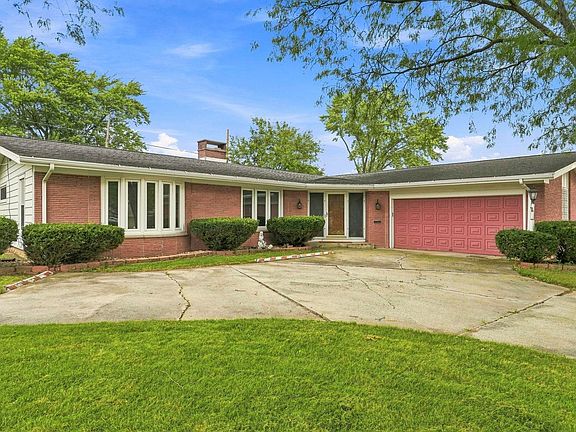 3rd image of 608 Roxbury Ct