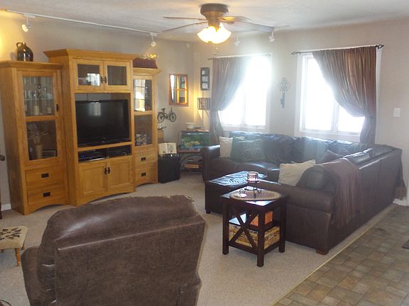 FAMILY ROOM W/SURROUND SOUND