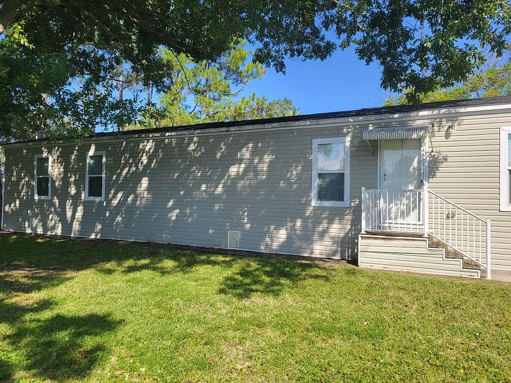 3 bed, 2.0 bath, 1216 sqft, $1,599 — Photo 2