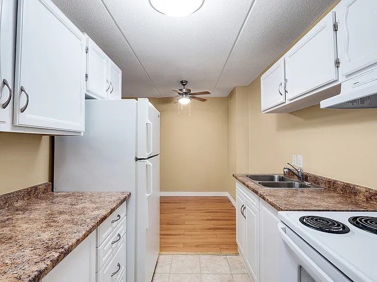 641 Cedar St N — Photo 13