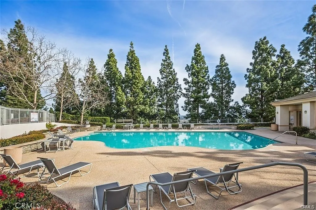 3 bed, 2.5 bath, 1361 sqft, $3,700 — Photo 2