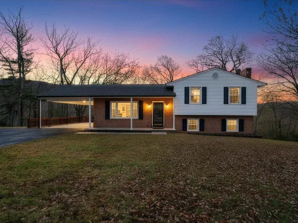 222 N Oakwood Rd, Troutville, VA 24175