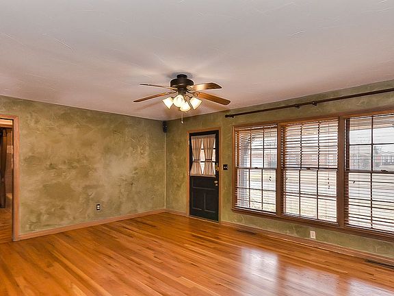 4th image of 9816 Mahler Place