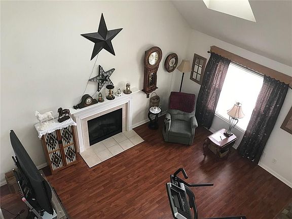 4th image of 932 Helston Ave
