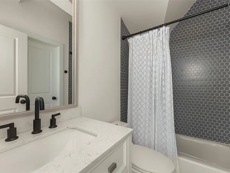 1129 Henninger St #B — Photo 16