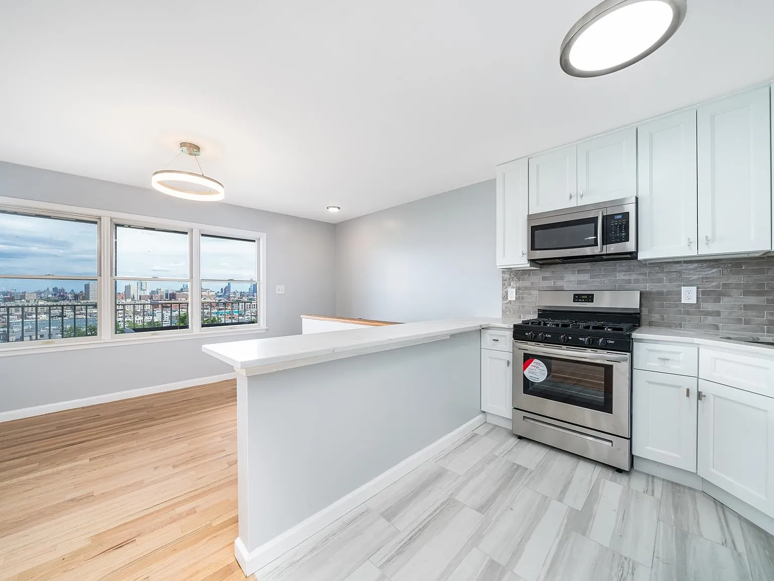 3 bed, 2.0 bath, 1800 sqft, $5,500 — Photo 1