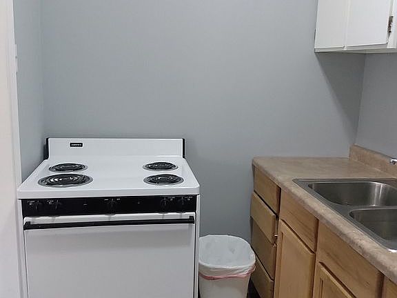 3rd image of 614 E Oregon St