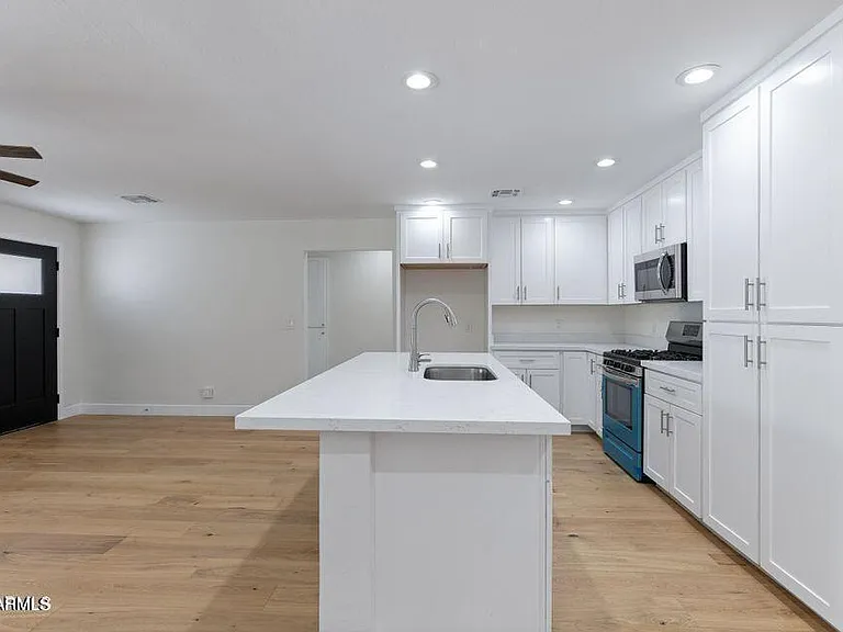 551 W 17th Pl — Photo 17