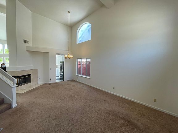 5th image of 924 La Palma Pl