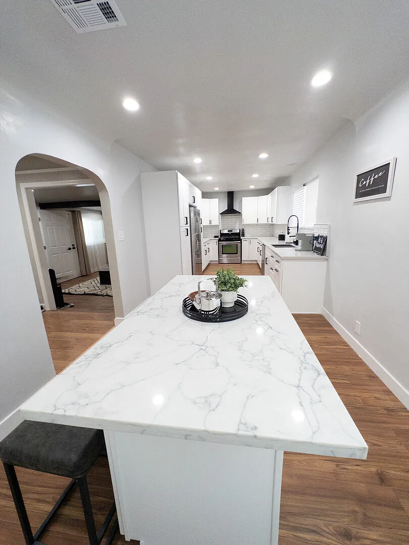 Cozy and Stylish Retreat in the Heart of City — Photo 2