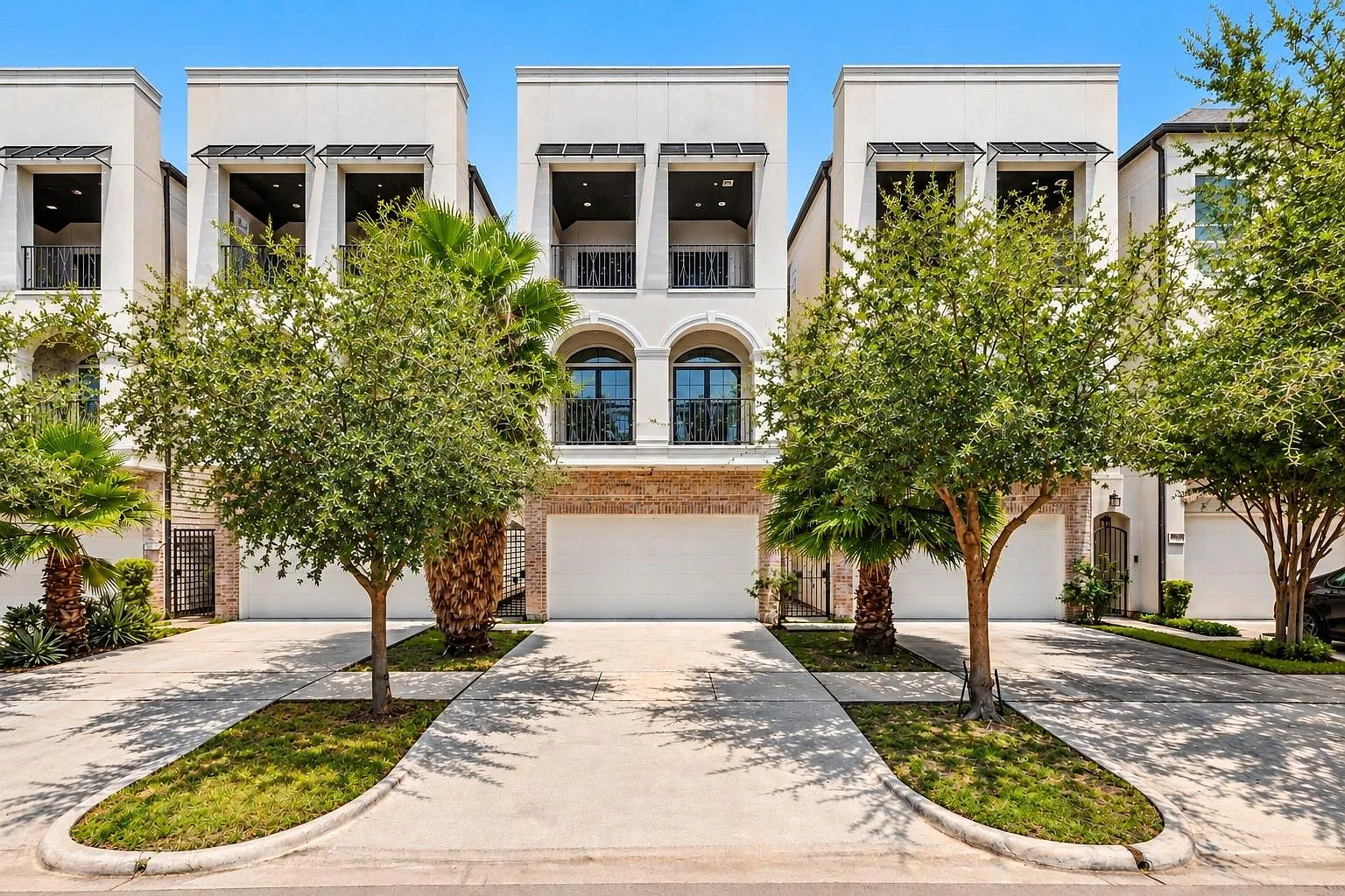 3 bed, 3.5 bath, 2608 sqft, $4,795 — Photo 1