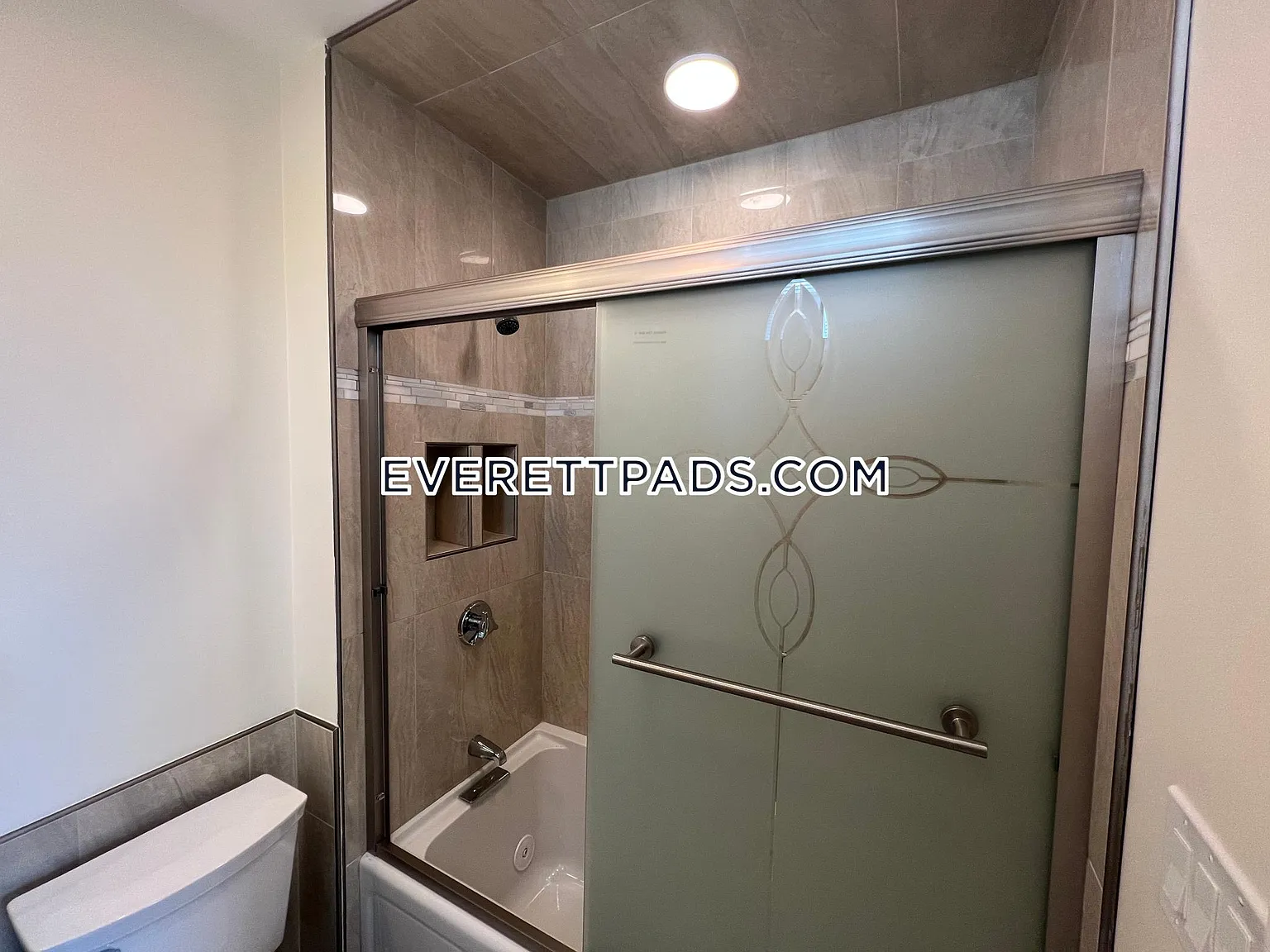 5 bed, 5.5 bath, 9999 sqft, $6,500 — Photo 3