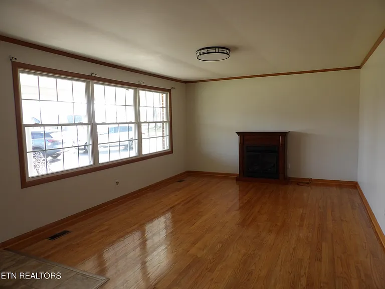 18 Sandra Ln — Photo 2