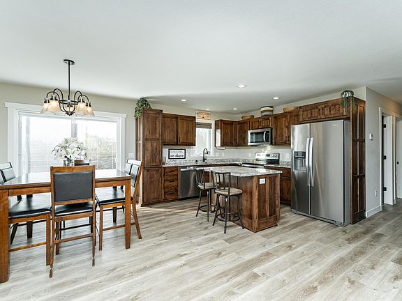 3rd image of 615 7th Ave NE