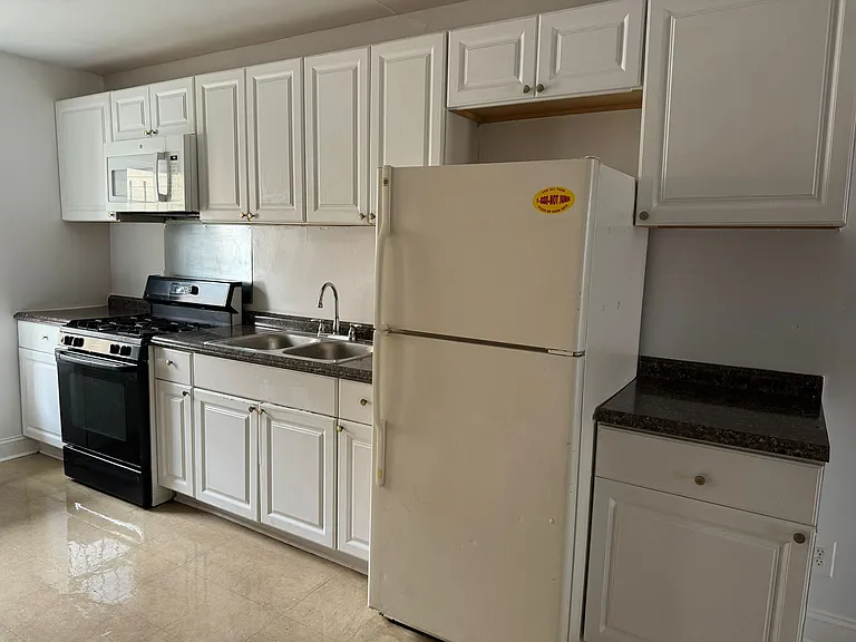 2805 Jefferson St — Photo 2