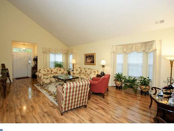 3rd image of 32 Grande Blvd