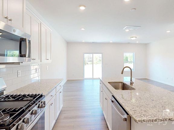 4th image of 4061 Lawnview Dr