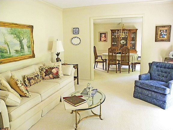 LR with beautiful bay window