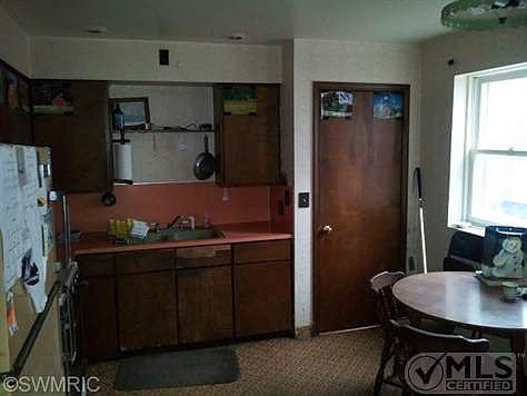 2nd image of 215 N Colonial St