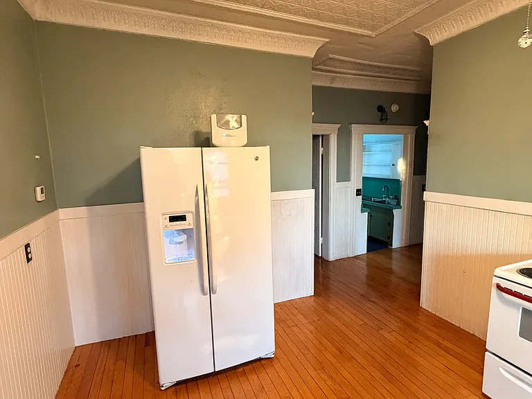 121 Goffe St — Photo 3