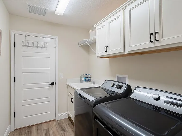 595 Randall Rd — Photo 11