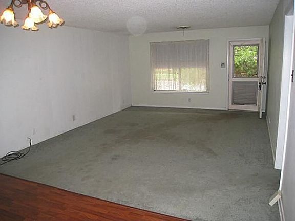 2nd image of 1912 Glencrest Cir