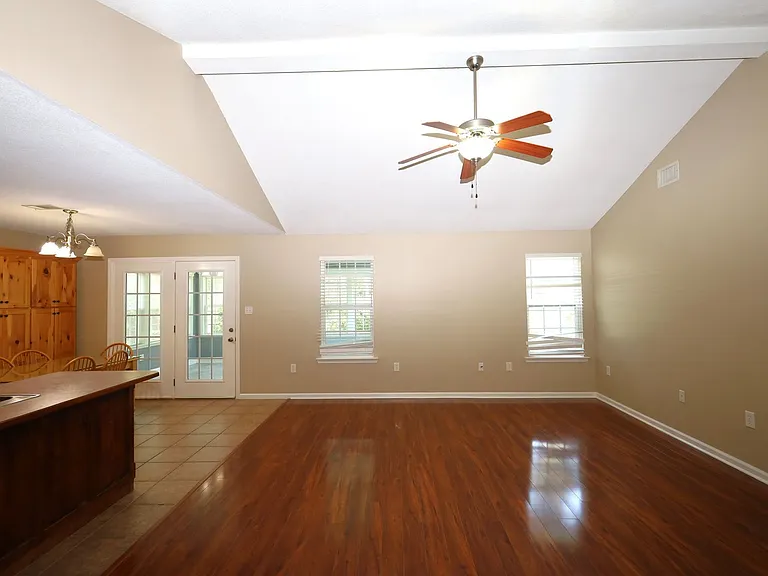 413 Bryson Cir — Photo 4