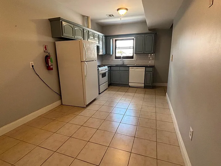 180 Ferry St #180 — Photo 4