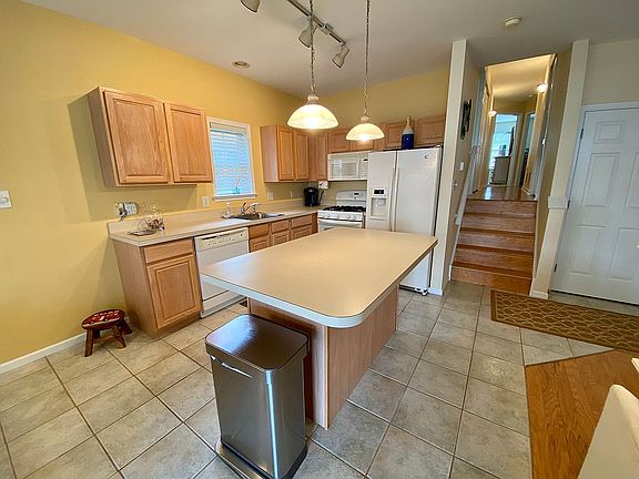 4th image of 611 Bay Ave APT 1