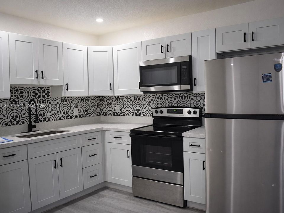 1st image of 900 NW 8th Ave APT 1