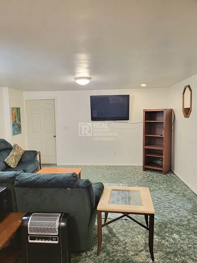Welcome home to this beautiful 1-bedroom, 1 bathroom furnished basement level apartment located i... — Photo 4