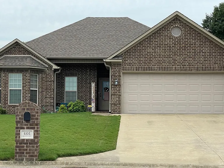 466 Silverstone Dr — Photo 1