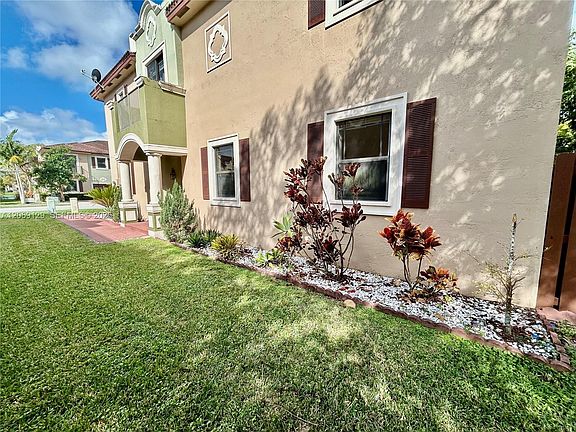 4th image of 607 NE 35th Ave #607