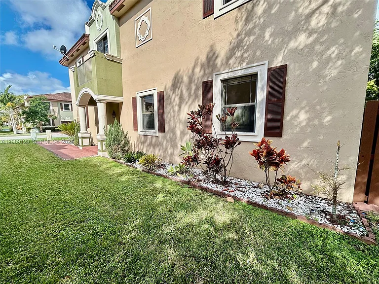 607 NE 35th Ave #607 — Photo 4