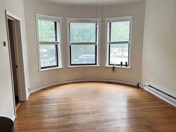 3rd image of 915-23 W Waveland Ave #1D