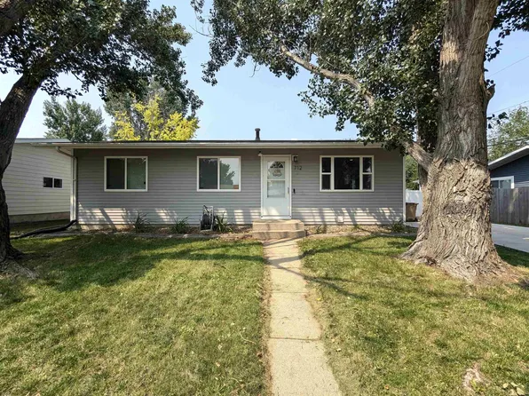 712 23rd Ave NW, Minot, ND 58703
