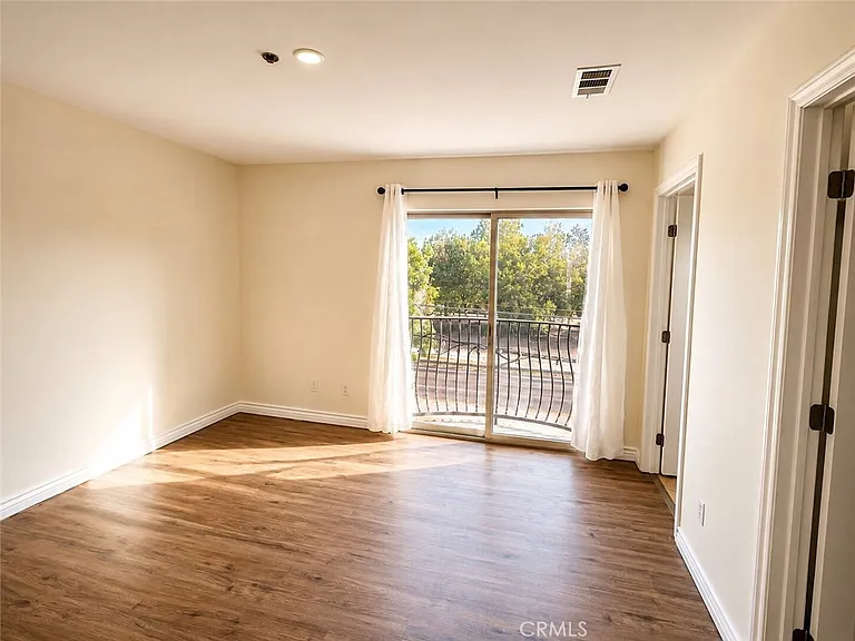 16723 Victory Blvd #3 — Photo 7