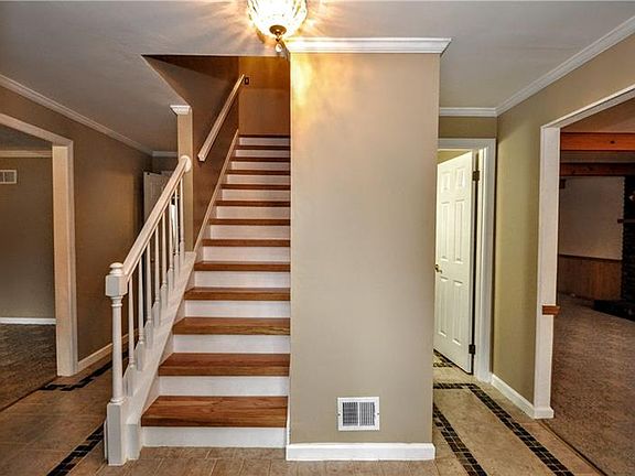4th image of 108 Thunderbird Dr