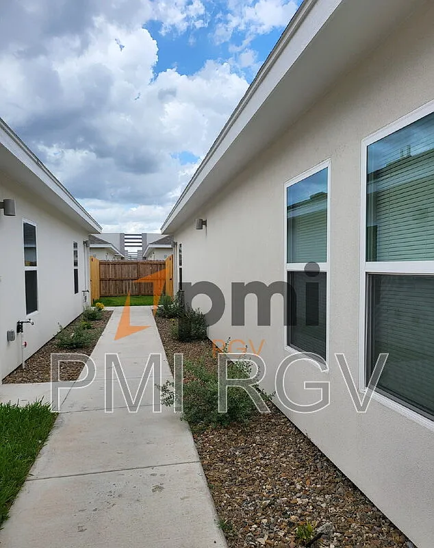 1 bed, 1.0 bath, $825 — Photo 2