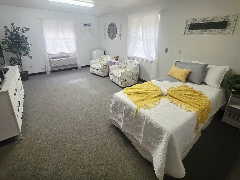 Colonial Lodge Apartments — Photo 24