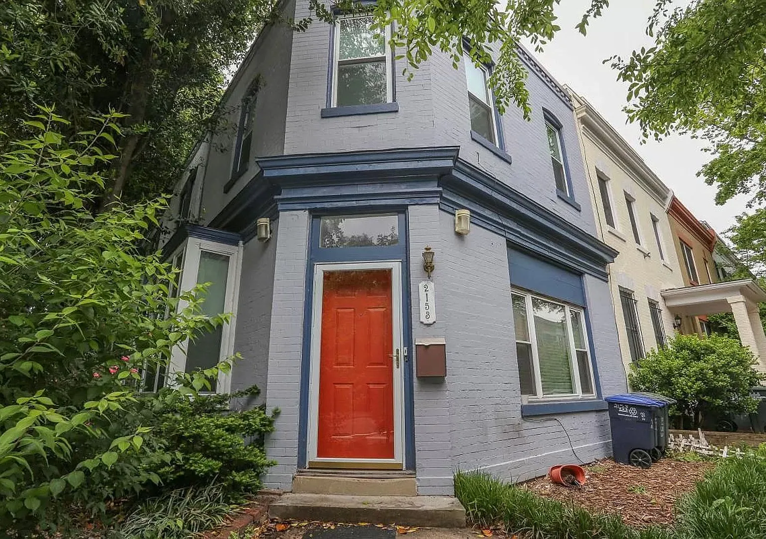 Wonderful Two Bed + Den West End Abode! Parking Available! — Photo 2